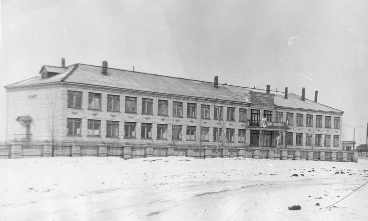 36 школа старый. Школа 132 Новосибирск. 1966 Год школа Махалине. Школа в Балви 1966 год. Старое здание школы 68 Новосибирск.